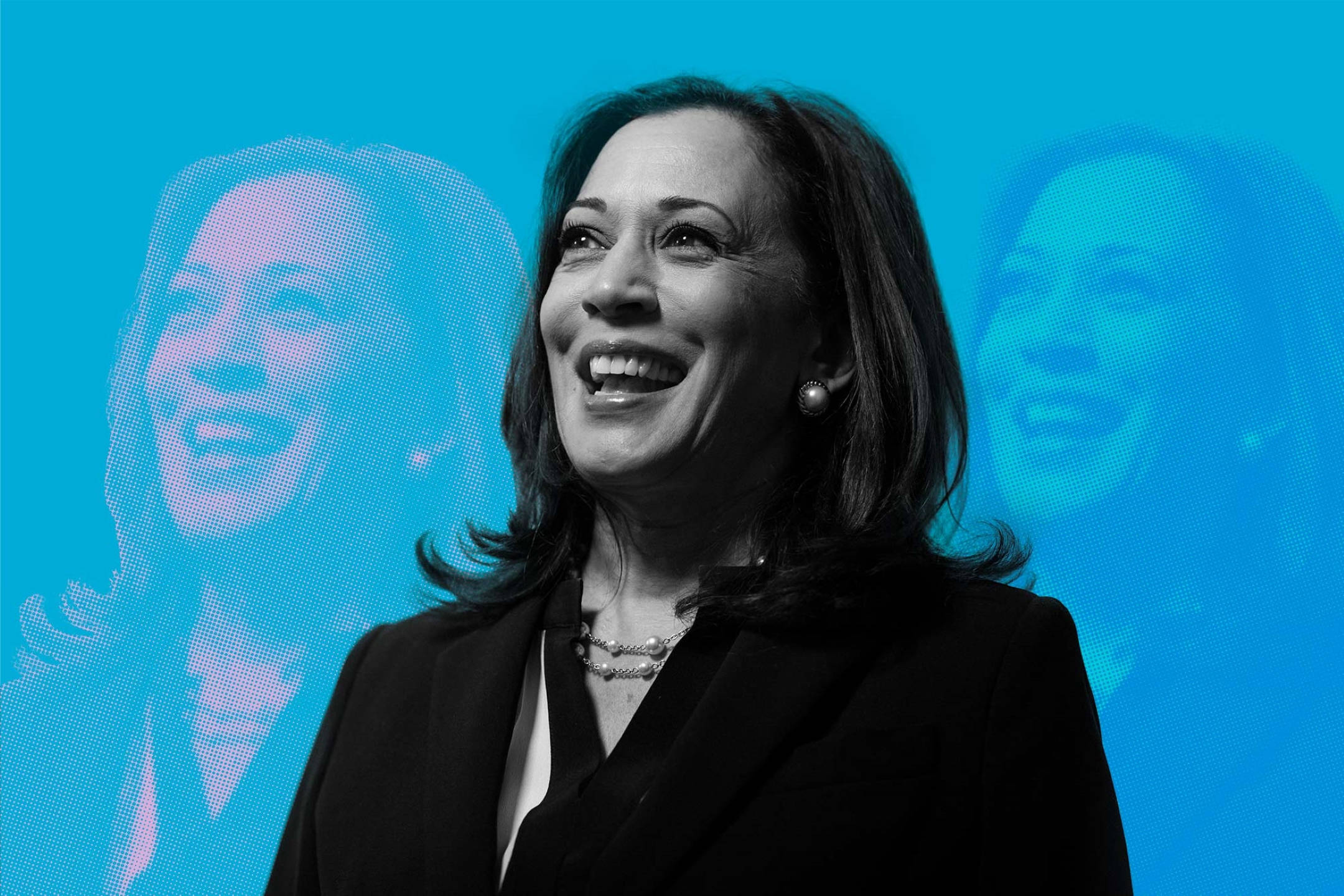 Kamala Harris 桌布 壁紙 — 一位微笑的黑西裝外套女性站在鮮豔的藍色螢幕前，螢幕上顯示了她自己像素化的笑臉兩次。