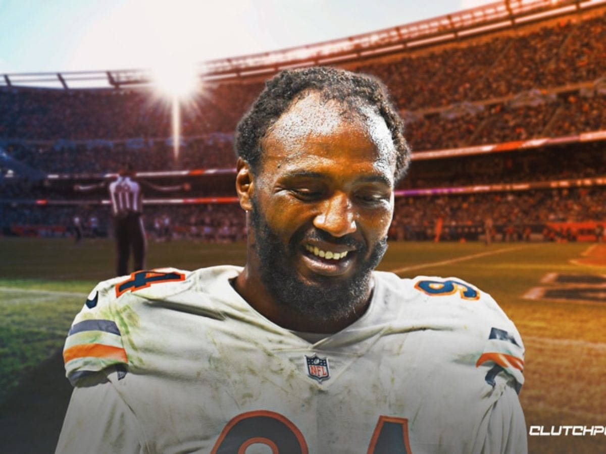 桌布 壁紙 — 一位快樂的NFL球員穿著泥濘的白色球衣，在日間比賽的體育場燈光下洋溢著勝利的喜悅。
