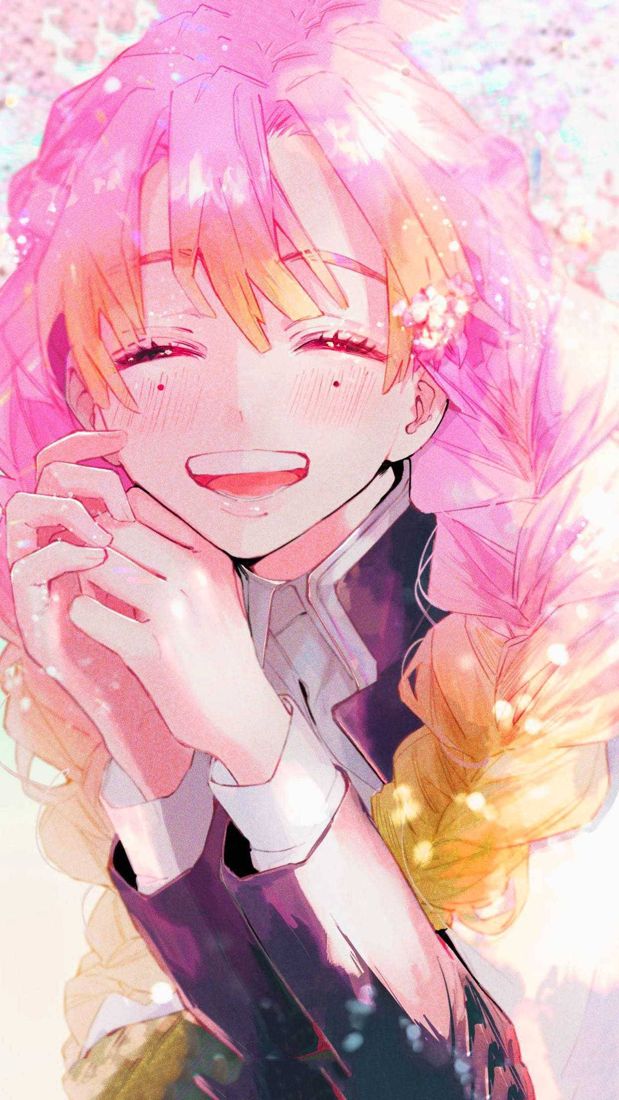 Mitsuri 桌布 壁紙 — 一位快樂的動漫女孩，擁有粉紅色和橙色的頭髮，雙手靠近臉龐，露出燦爛的笑容。