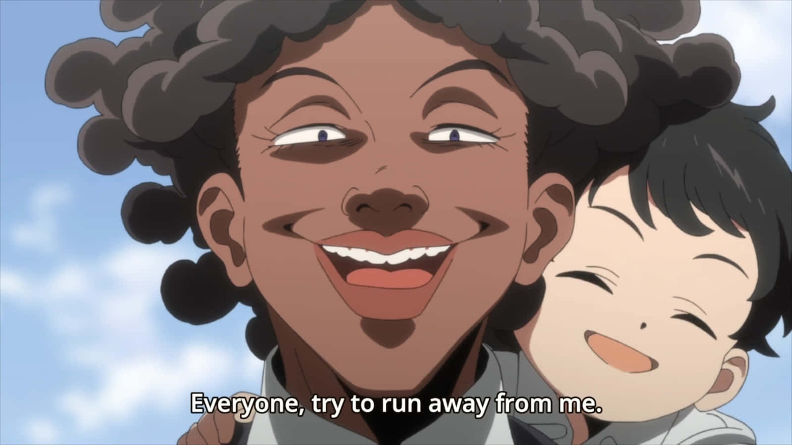 The Promised Neverland Krone 桌布 壁紙 — 一位快樂的動漫媽媽，捲髮，笑著抱著她微笑的孩子，背景是明亮的藍天。
