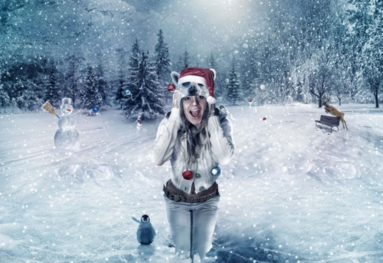 森林 桌布 壁紙 — 一位快樂的女性在雪地森林中戴著聖誕帽和節日裝飾，雪花飄落時大笑。