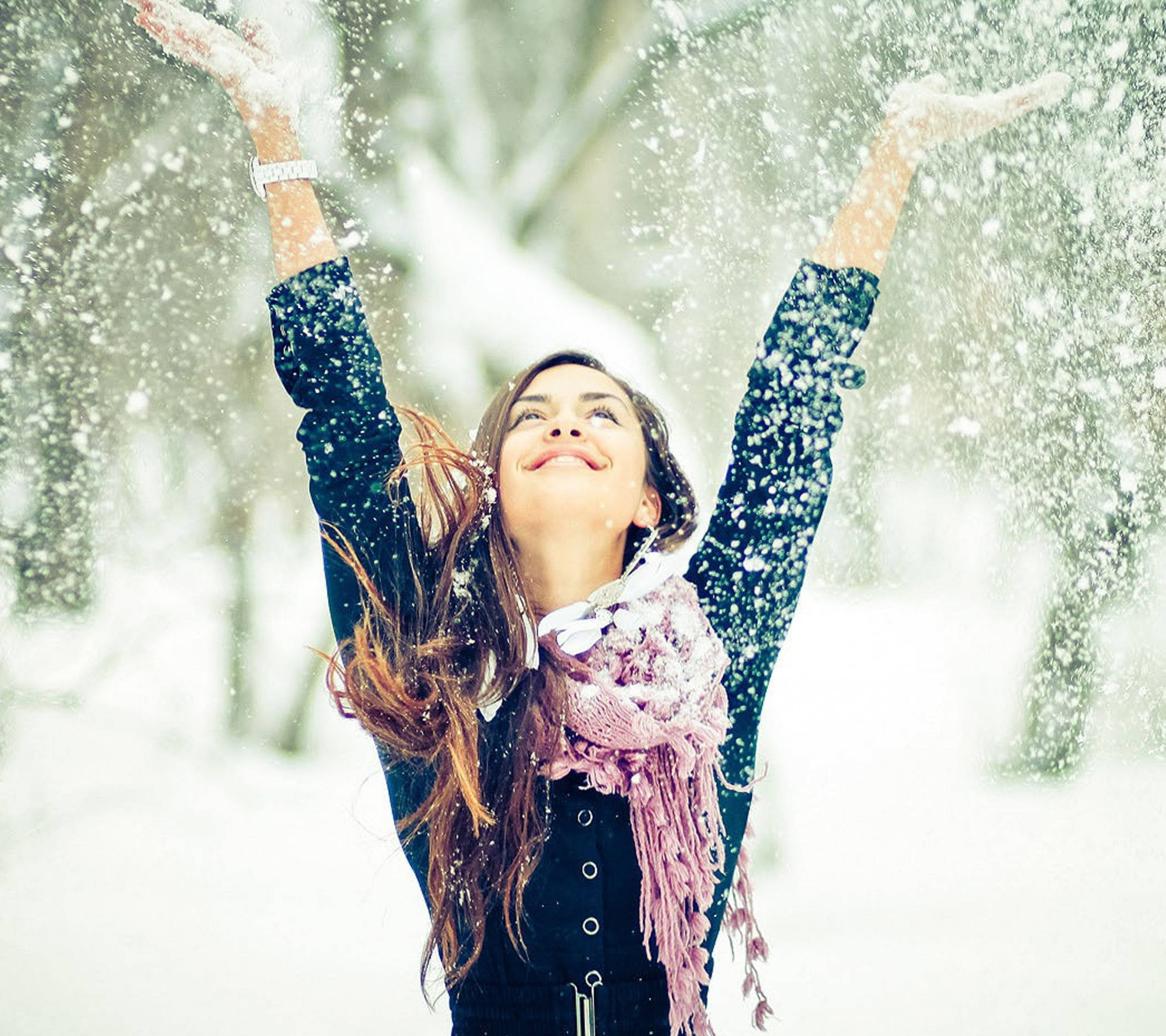 美女 桌布 壁紙 — 一位快樂的女性站在白雪覆蓋的森林中，雙手將雪拋向空中。