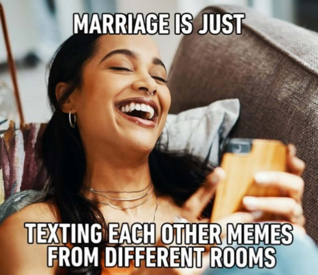 Memes Pics Funny 桌布 壁紙 — 一位快樂的女性躺在沙發上開懷大笑，手持電話，上面有關於婚姻和迷因的文字疊加。