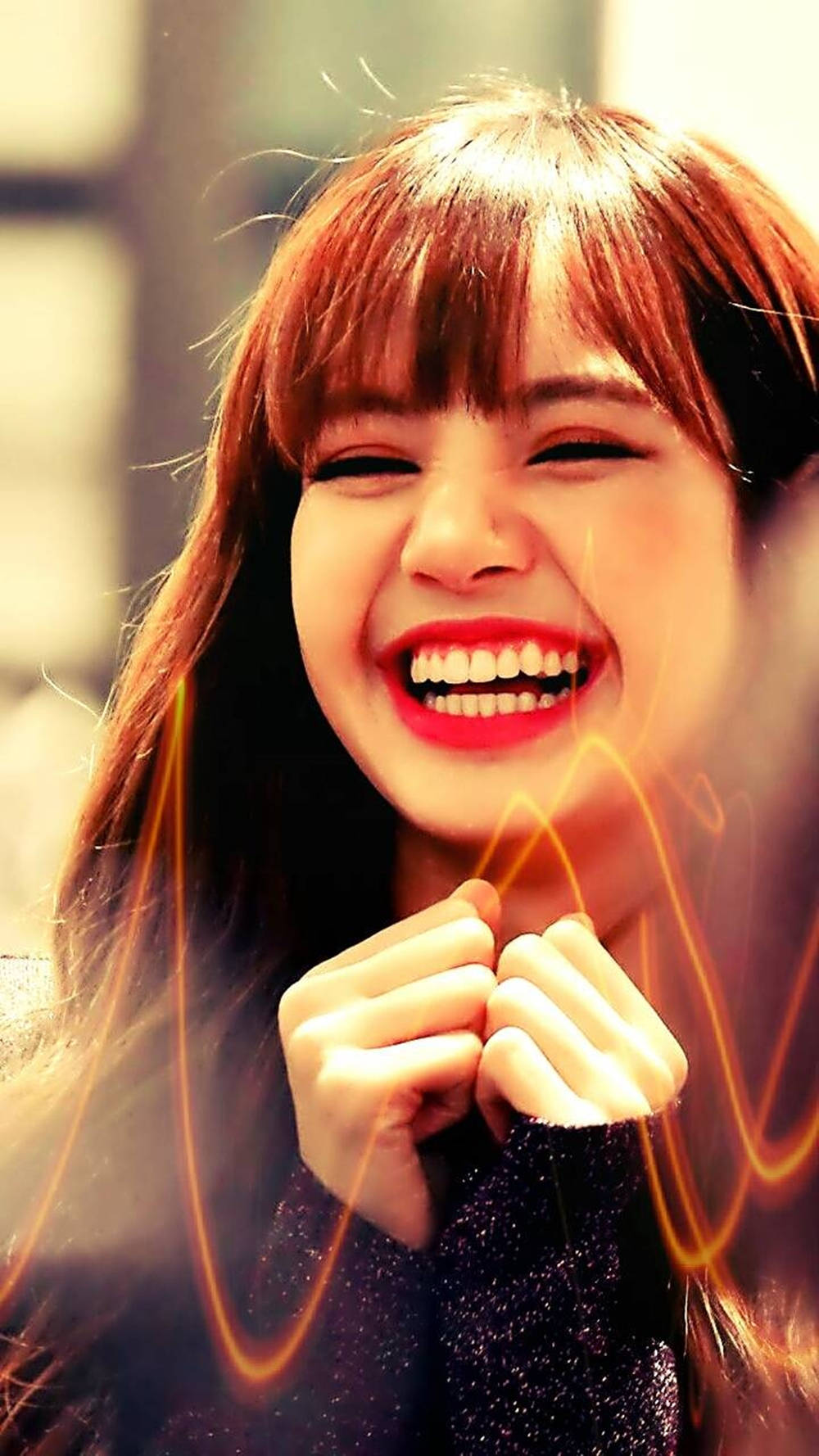 一位微笑的女子，雙手和頭髮周圍有發光的光軌。 — BLACKPINK Lisa GIF 壁紙