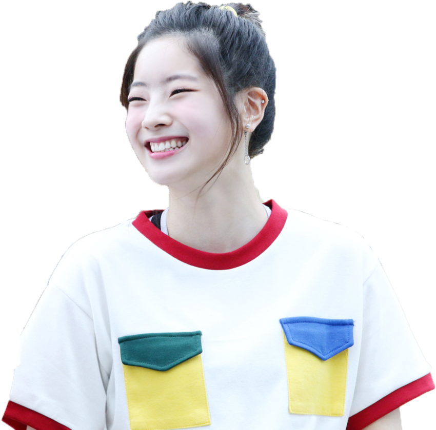 twice 桌布 壁紙 — 一位快樂的年輕女性，深色頭髮盤成髮髻，穿著帶有彩色補丁口袋的白色T恤，開懷大笑。