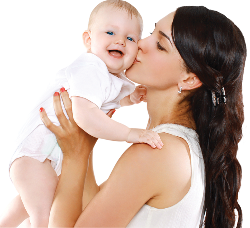 babies 桌布 壁紙 — 一位快樂的母親在明亮的室內環境中親吻她大笑的嬰兒的臉頰。