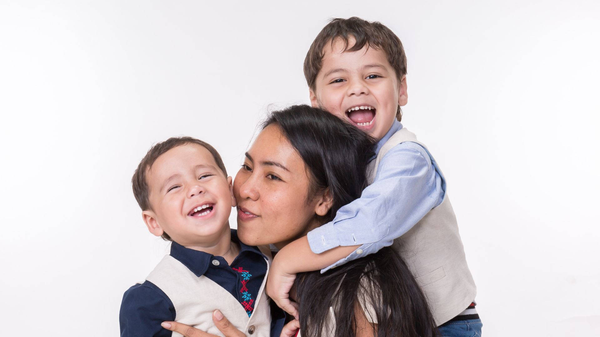 Mom 桌布 壁紙 — 一位快樂的母親在明亮的白色背景前擁抱兩個大笑的孩子。