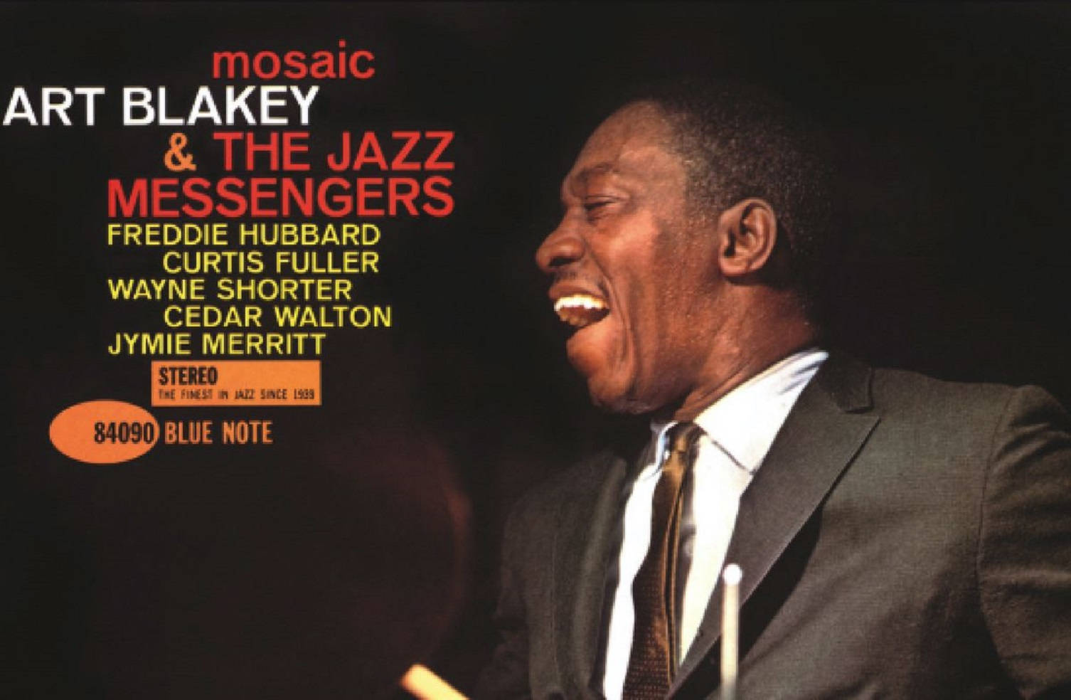 Album Cover 桌布 壁紙 — 一位快樂的爵士鼓手在復古 Blue Note 專輯封面肖像中開懷大笑。