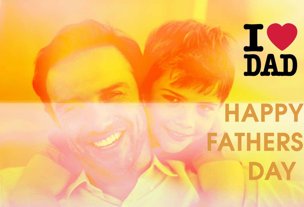 Fathers Day 桌布 壁紙 — 一位快樂的父親和兒子在發光的黃色背景上溫暖地微笑，帶有「I ❤️ DAD」和「HAPPY FATHERS DAY」文字。