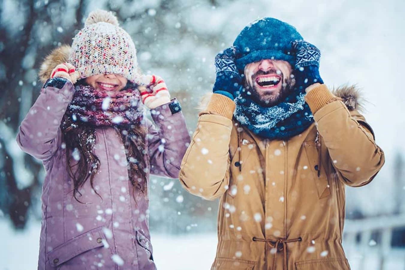 Cold 桌布 壁紙 — 一位快樂的父親和女兒在冬日仙境中，雪花飄落，開懷大笑。