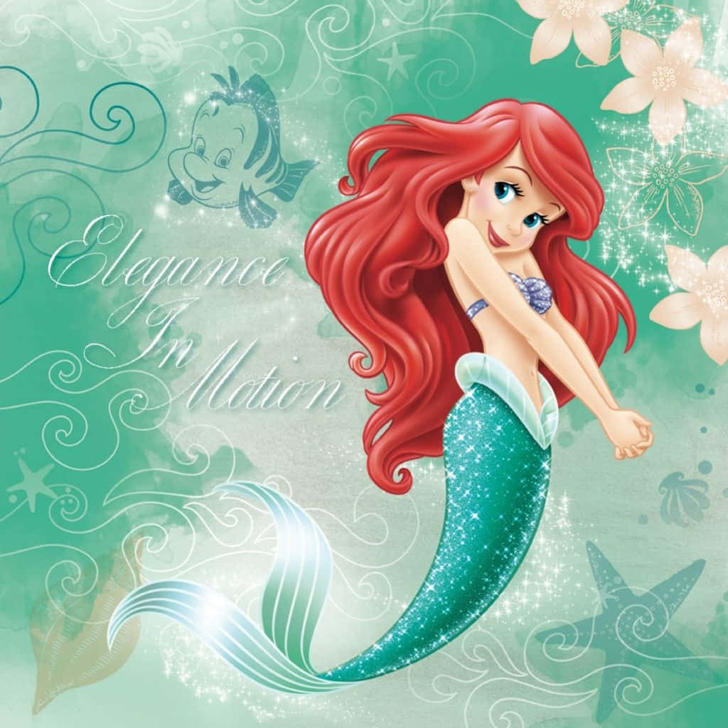 愛麗兒 桌布 壁紙 — 一位快樂的紅髮美人魚，擁有閃閃發光的藍綠色尾巴，在旋轉的海洋圖案和花卉點綴中微笑。