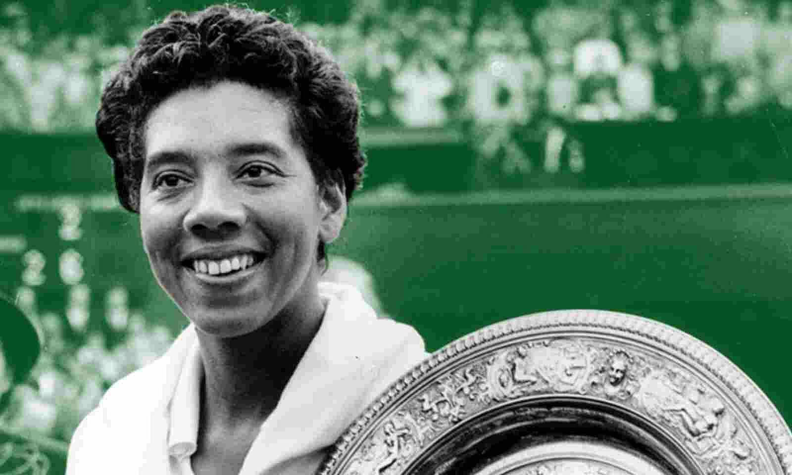 Tennis 桌布 壁紙 — 一位快樂的網球冠軍在綠色球場上手持閃亮的冠軍獎盃，笑容燦爛。