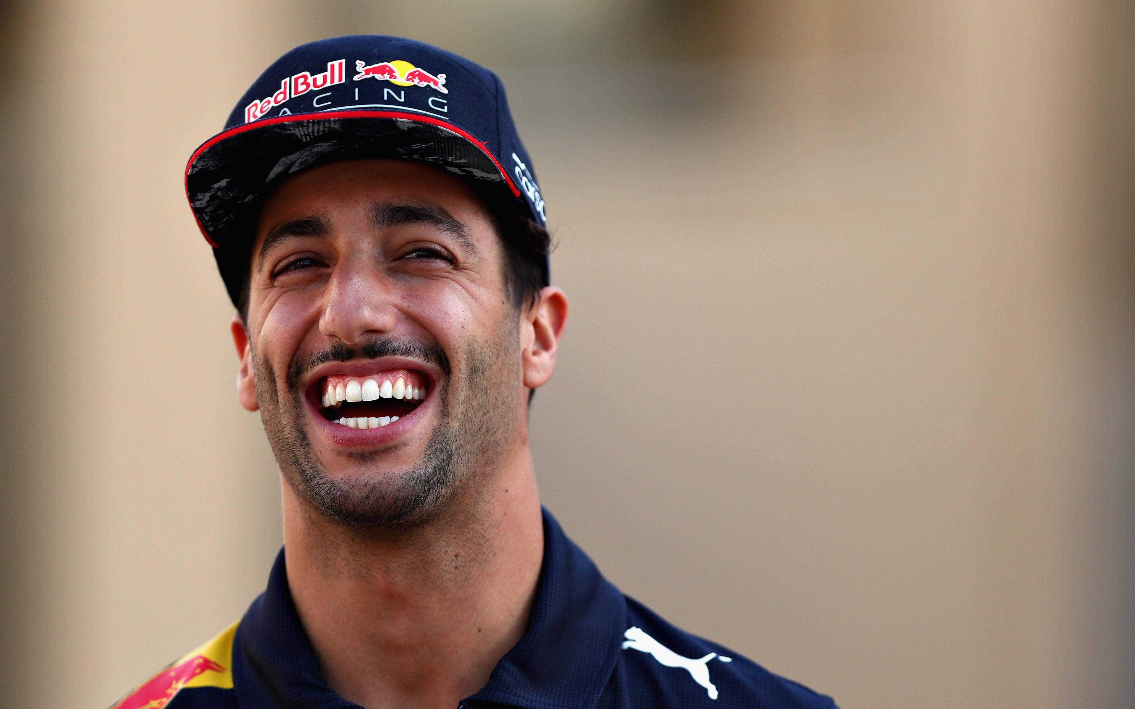 Smile 桌布 壁紙 — 一位快樂的賽車手戴著Red Bull Racing帽子和團隊Polo衫，開懷大笑。