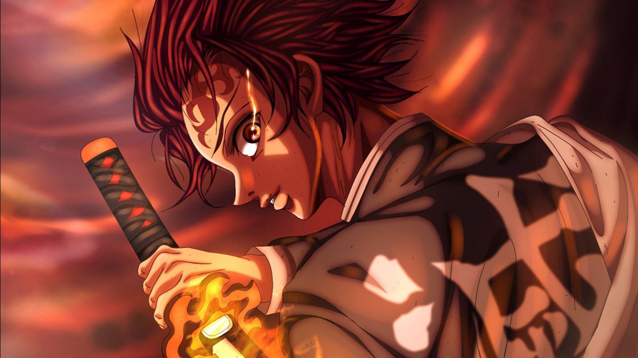 tanjiro pfp 桌布 壁紙 — 一位意志堅定的紅髮動漫戰士，在熾熱的夕陽天空下握著一把火焰劍。