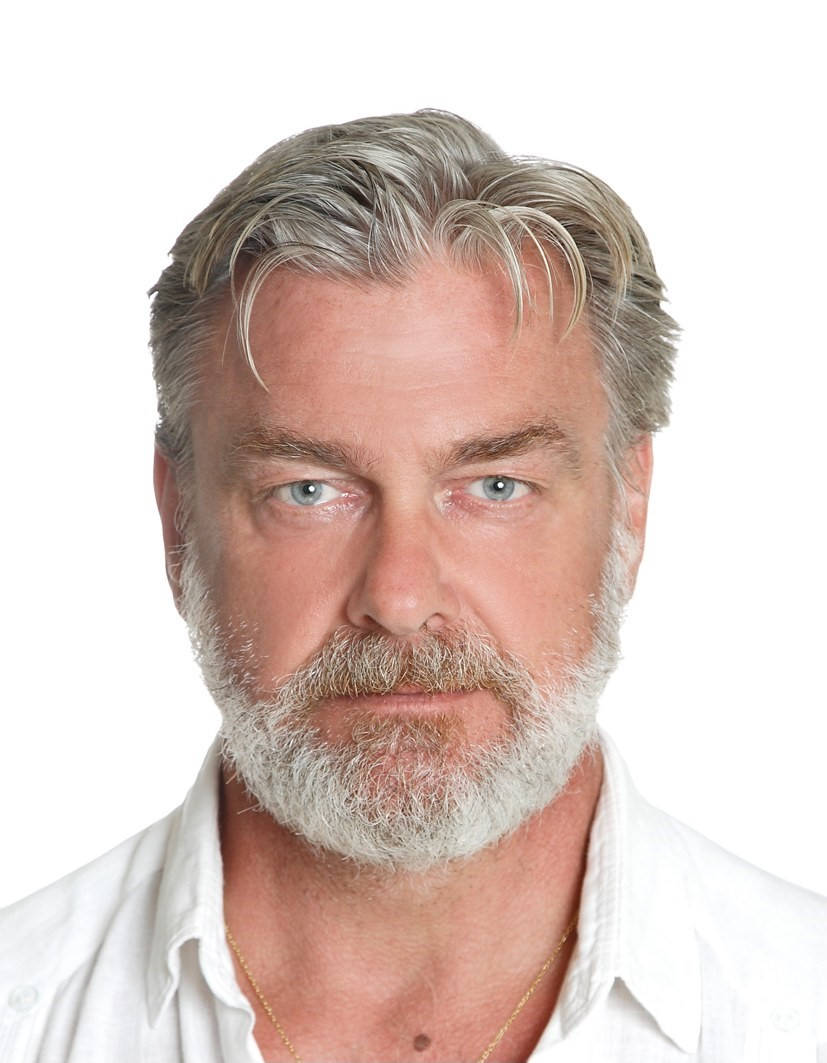 actor 桌布 壁紙 — 一位成熟男士的特寫肖像，灰白頭髮和鬍鬚，穿著白色襯衫，背景為純白色。