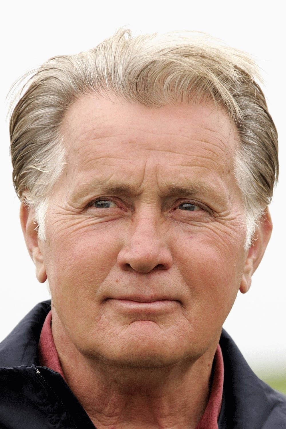 Celebrity 桌布 壁紙 — 一位成熟男士的頭像特寫，灰白頭髮，一雙強烈的藍眼睛直視鏡頭。