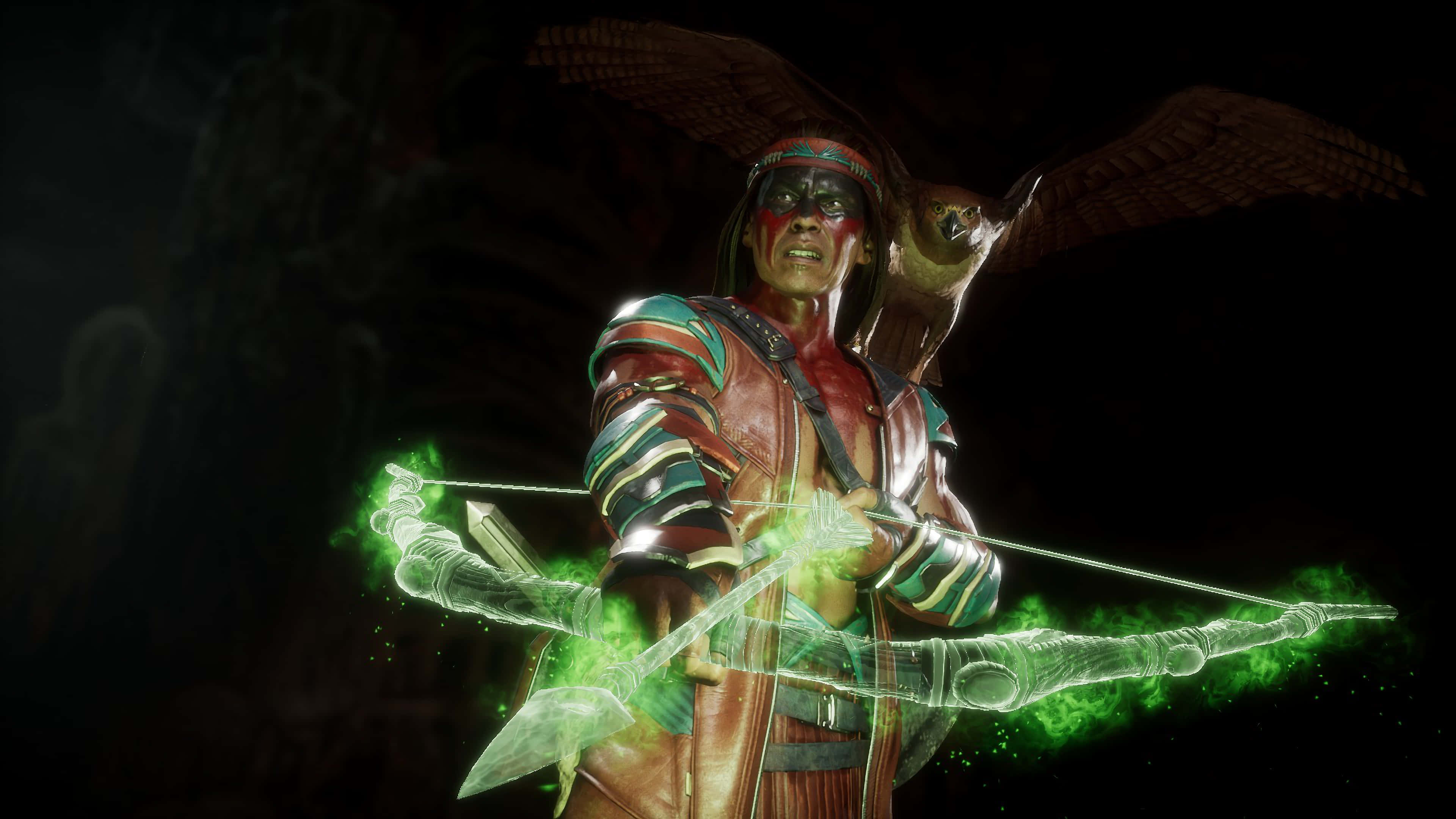 Mortal Kombat Nightwolf 桌布 壁紙 — 一位戰士肩上棲息著一隻貓頭鷹，在黑暗神秘的環境中拉開一把發光的綠色弓。