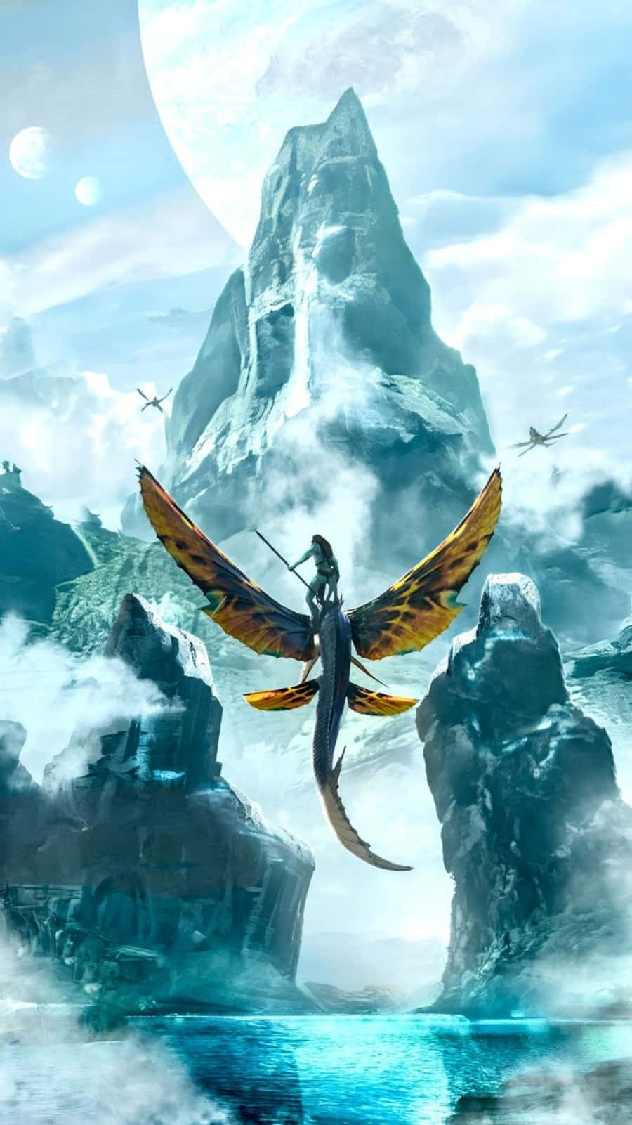 Avatar 2 The Way Of Water 桌布 壁紙 — 一位戰士騎著雄偉的有翼巨龍，在發光的月亮下翱翔於霧氣繚繞的冰峰之上。