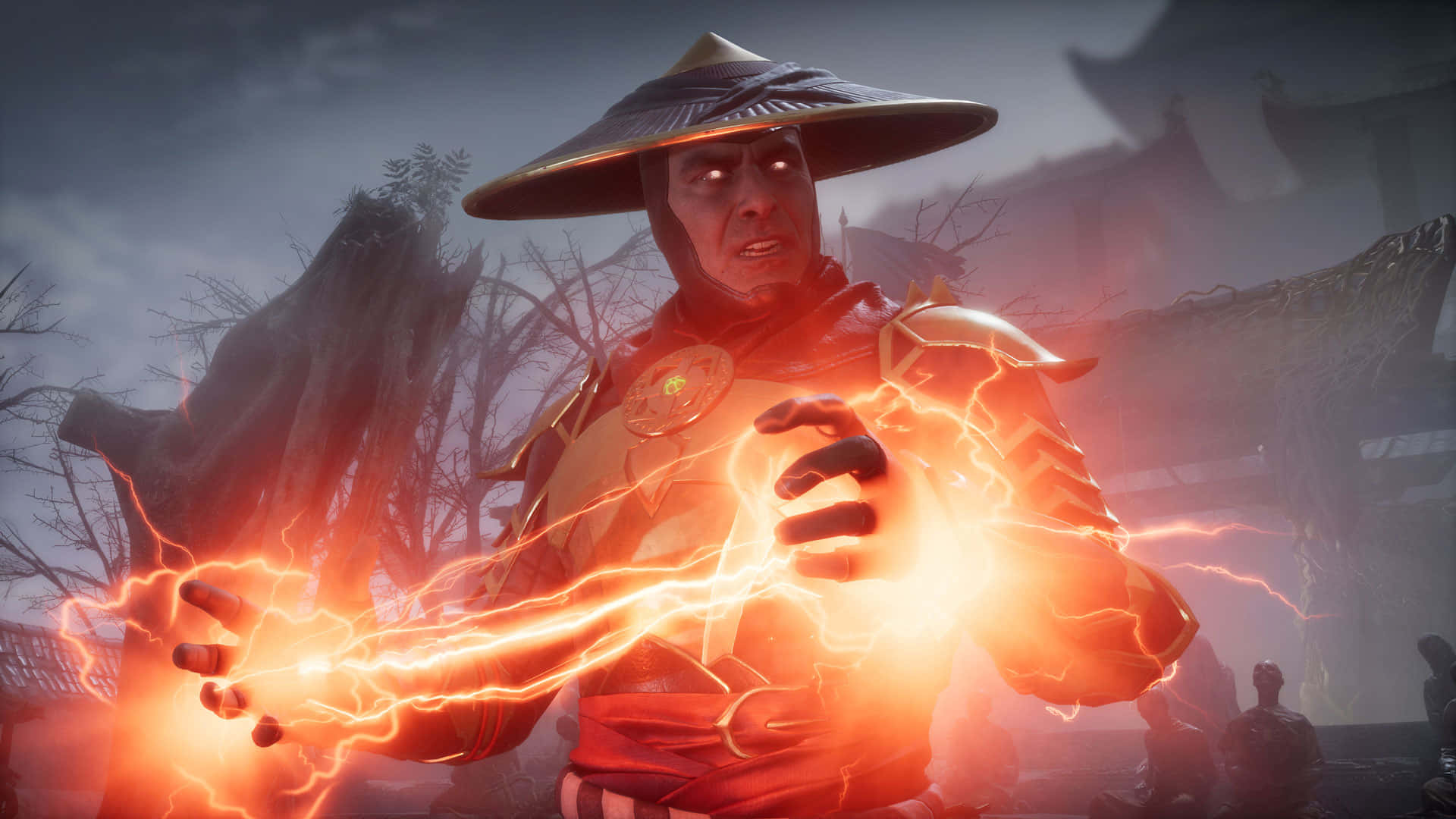 Mortal Kombat Raiden 桌布 壁紙 — 一位戴寬邊帽的戰士在迷霧籠罩、陰森的背景中，雙手之間釋放出發光的橙色閃電。