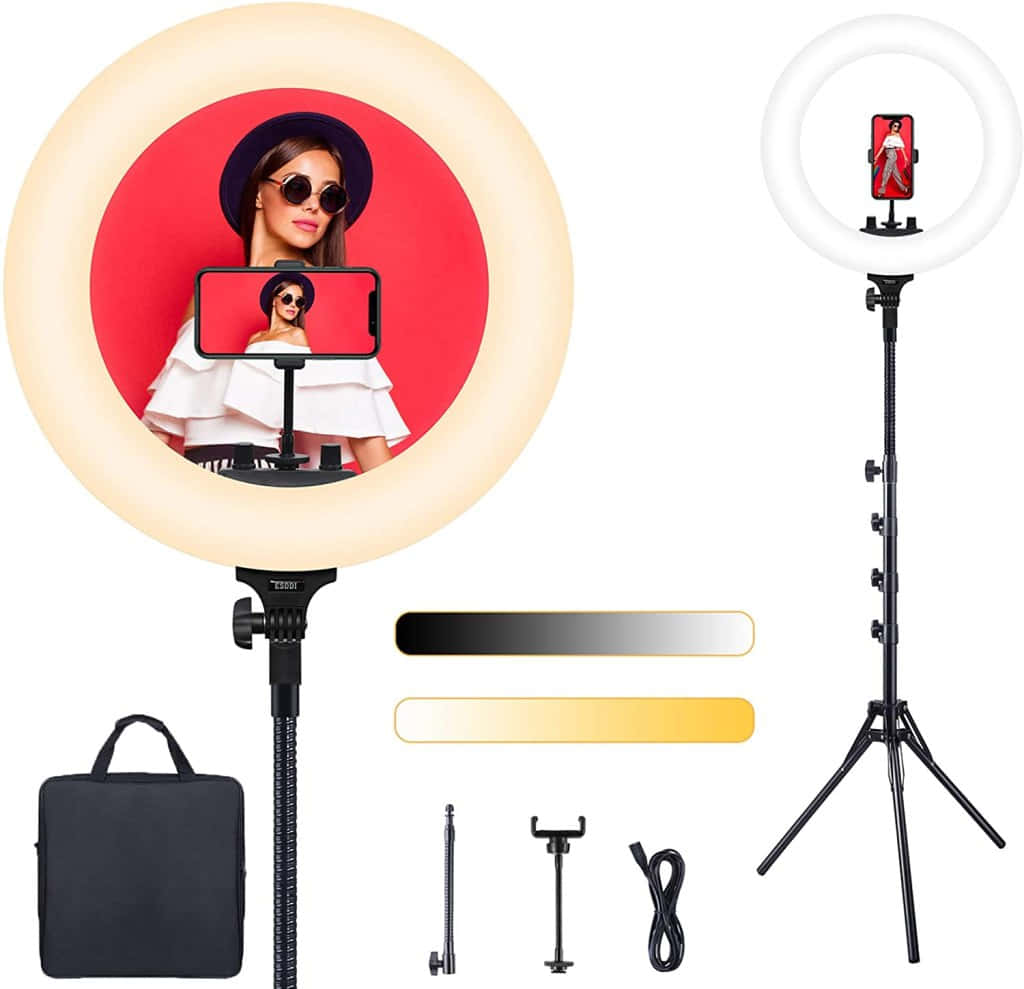 Ring Light 桌布 壁紙 — 一位戴帽子和太陽眼鏡的女性在發光的環形燈下擺姿勢，配有手機支架和三腳架配件。