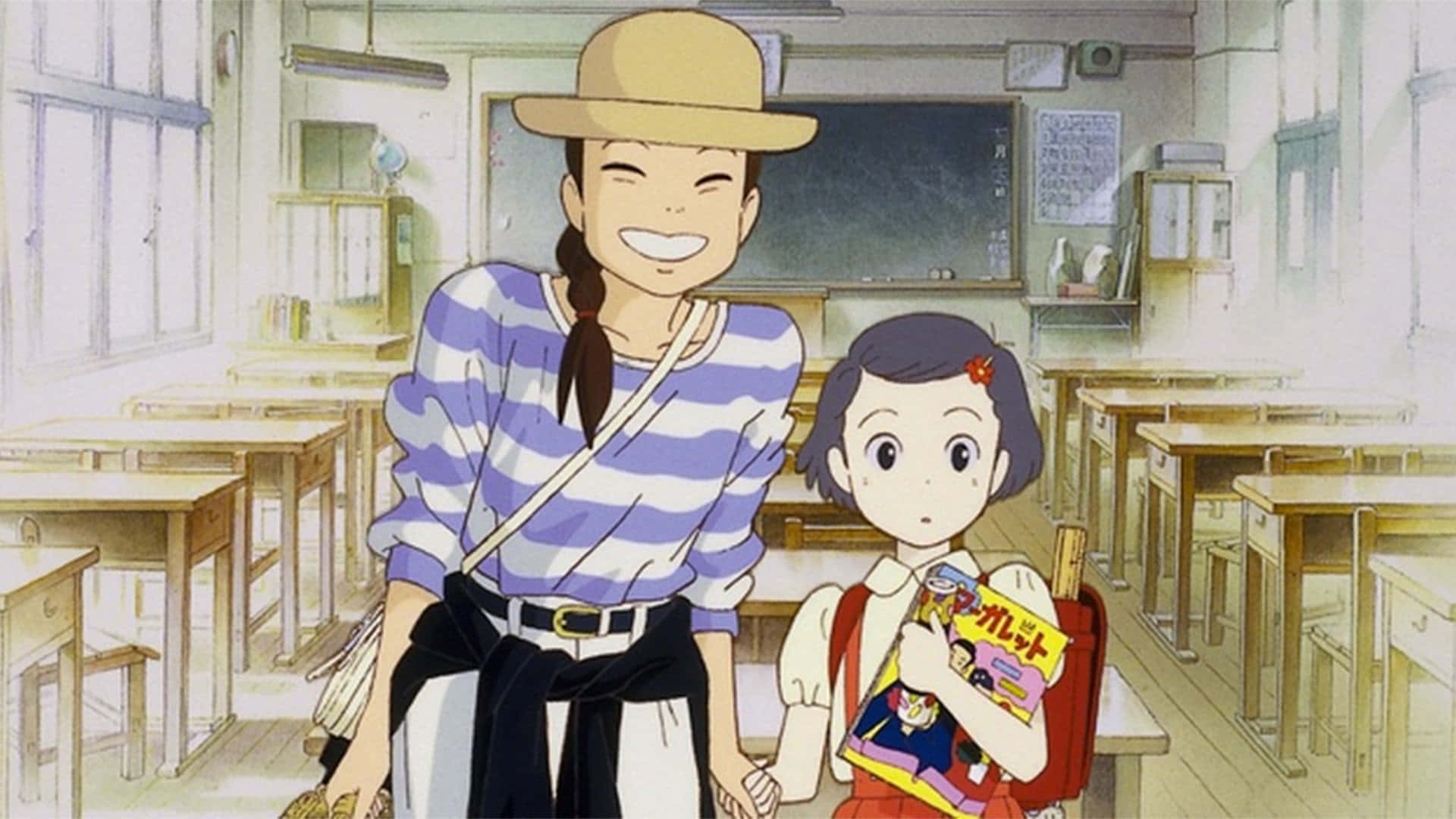Only Yesterday 桌布 壁紙 — 一位戴帽子和條紋襯衫的開朗動漫女性，在充滿木桌的教室裡與一個大眼睛女孩牽手。