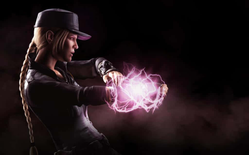 Mortal Kombat Sonya Blade 桌布 壁紙 — 一位戴帽子的女戰士在黑暗煙霧繚繞的背景中，雙手之間釋放出發光的粉紅色閃電。