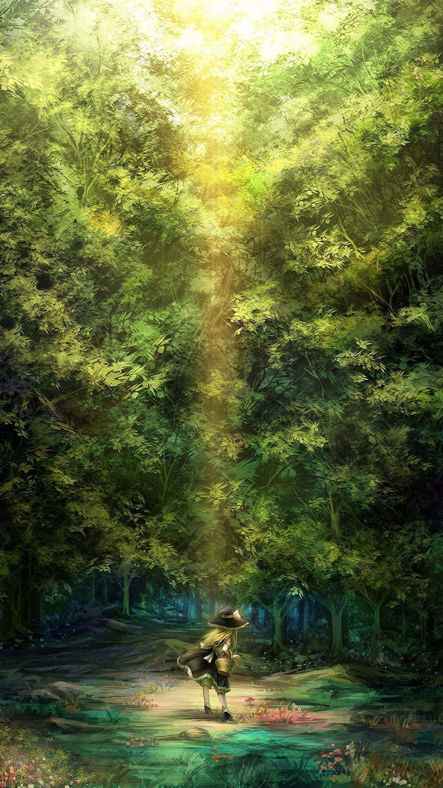 Anime Forest 桌布 壁紙 — 一位戴帽子的孤獨旅人沿著陽光明媚的森林小徑行走，金色光線穿透上方茂密的綠色樹冠。