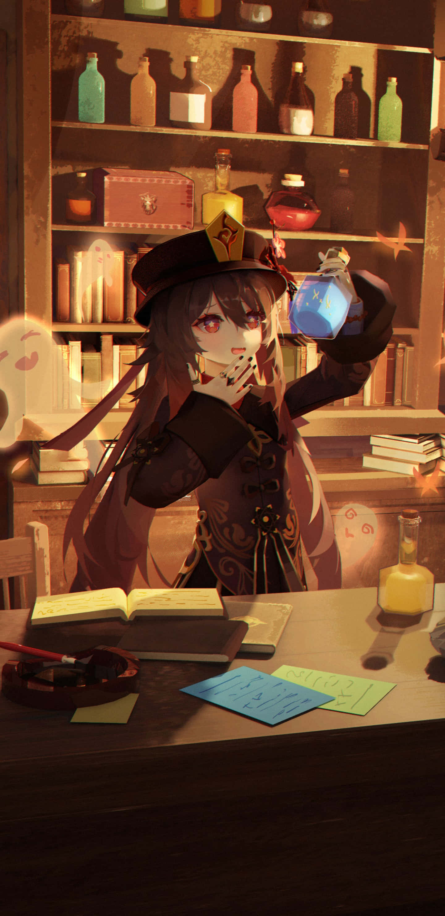 Anime Girl Phone 桌布 壁紙 — 一位戴帽子的年輕女巫在一個溫暖照明的書房裡，拿著一瓶發光的藍色藥水，房間裡充滿了書籍和瓶子。