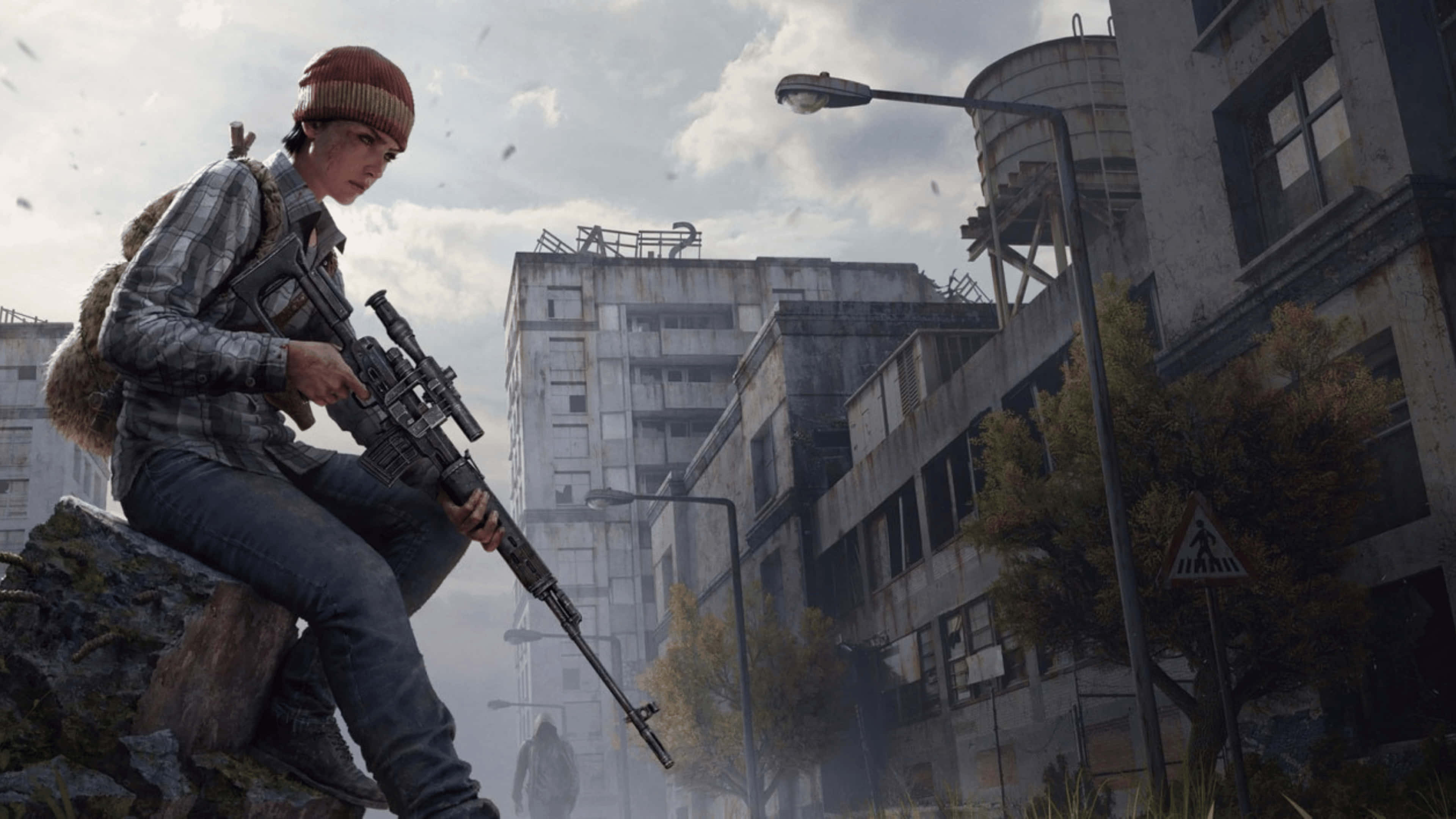 Dayz Mod 桌布 壁紙 — 一位戴毛帽、穿格紋襯衫的年輕倖存者坐在廢墟城市景觀中的岩石上，手持一支帶瞄準鏡的步槍。