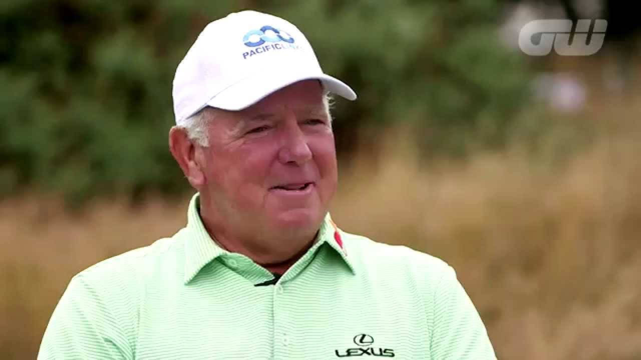 smiling 桌布 壁紙 — 一位戴白色帽子和淺綠色Polo衫的微笑年長男性站在戶外，背景是模糊的草地。