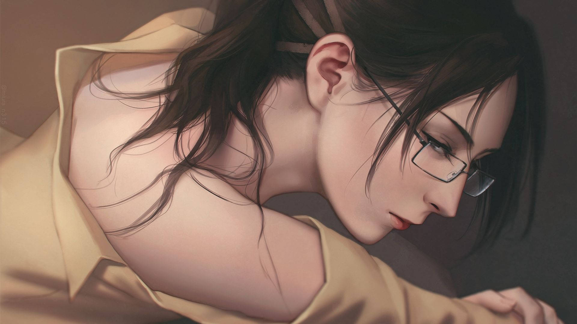 Hange 桌布 壁紙 — 一位戴眼鏡、深色頭髮的年輕女子將頭靠在手臂上，穿著米色襯衫，在柔和溫暖的燈光下。