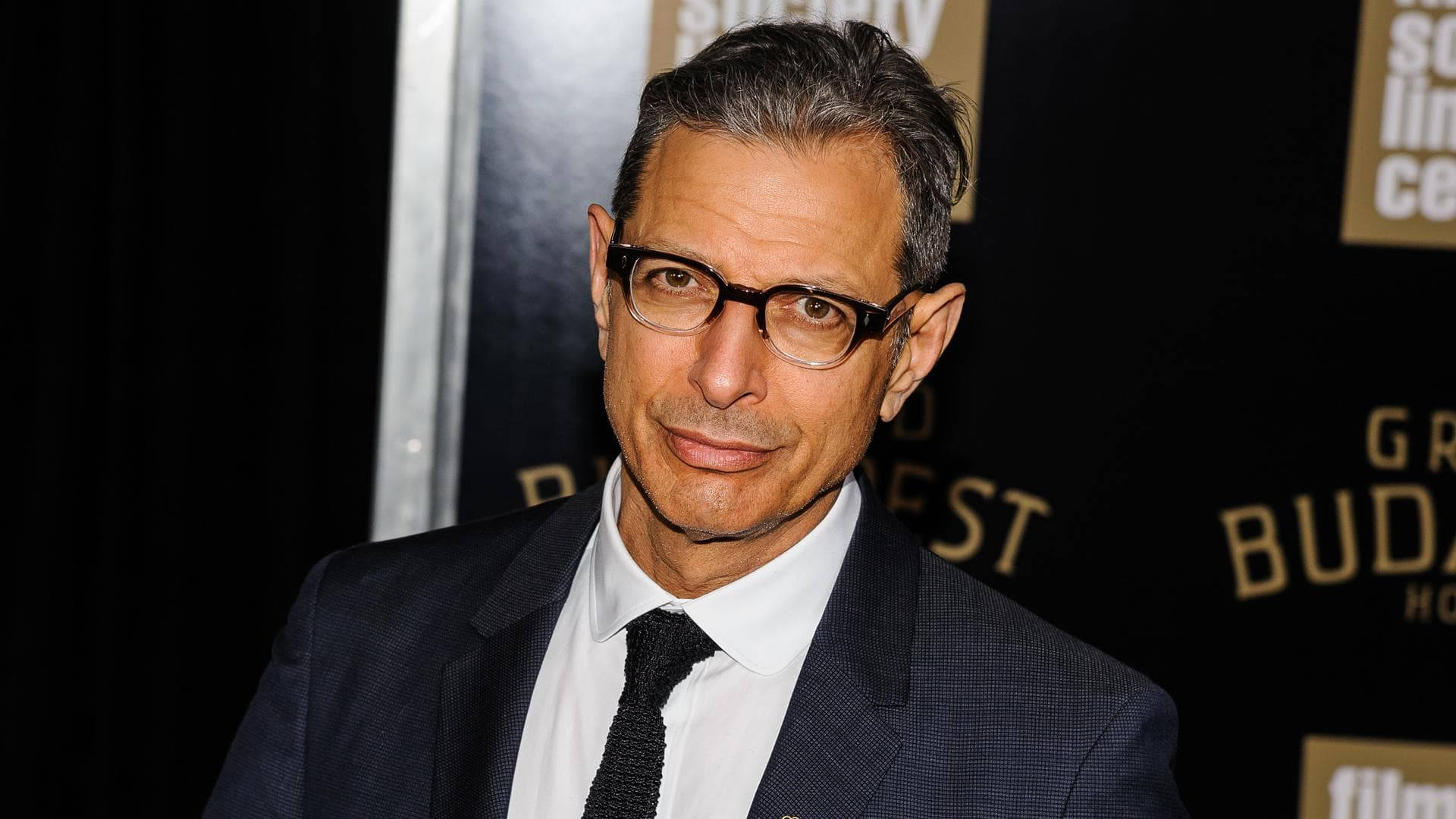 Celebrity 桌布 壁紙 — 一位戴眼鏡、灰白頭髮的男子在電影節活動中穿著深色西裝和領帶。
