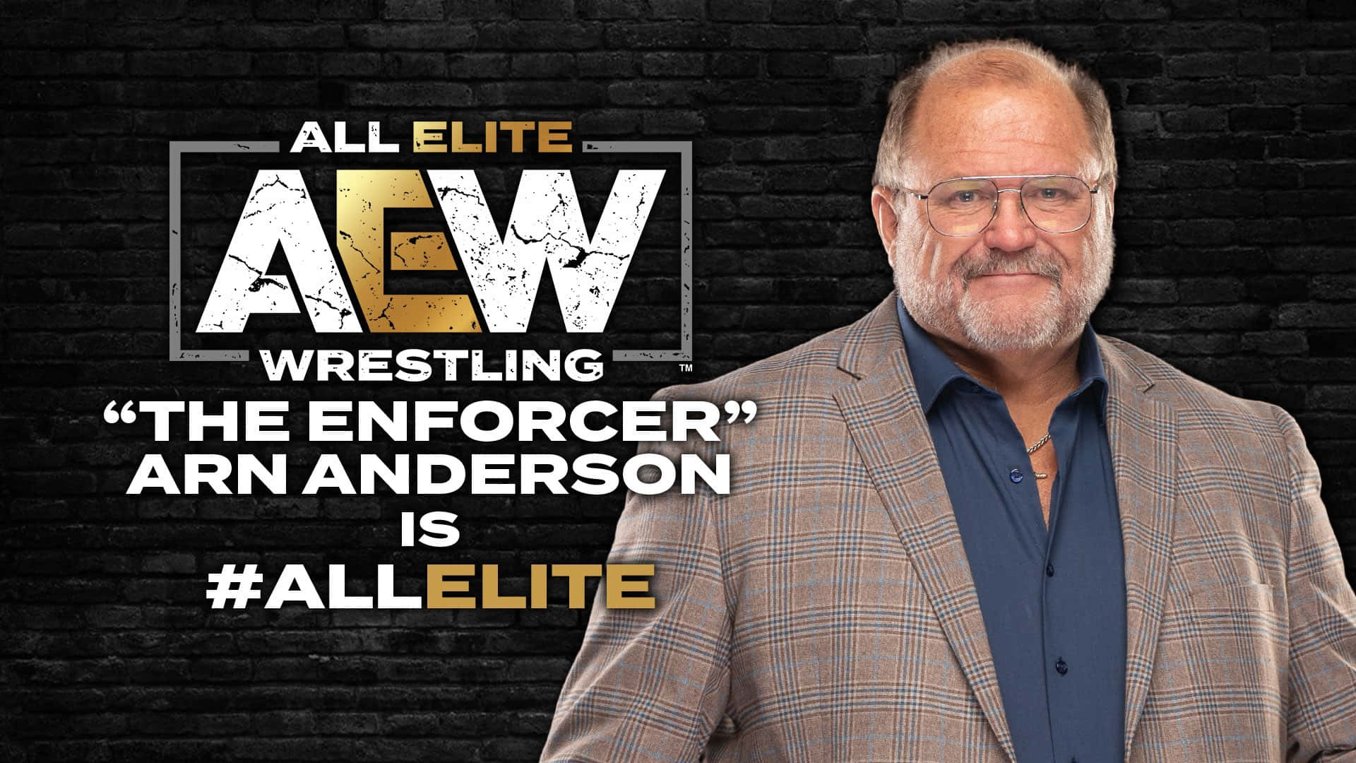 Aew 桌布 壁紙 — 一位戴眼鏡、留鬍鬚、身穿格紋西裝外套的男人站在黑色磚牆前，牆上有AEW摔角品牌標誌。