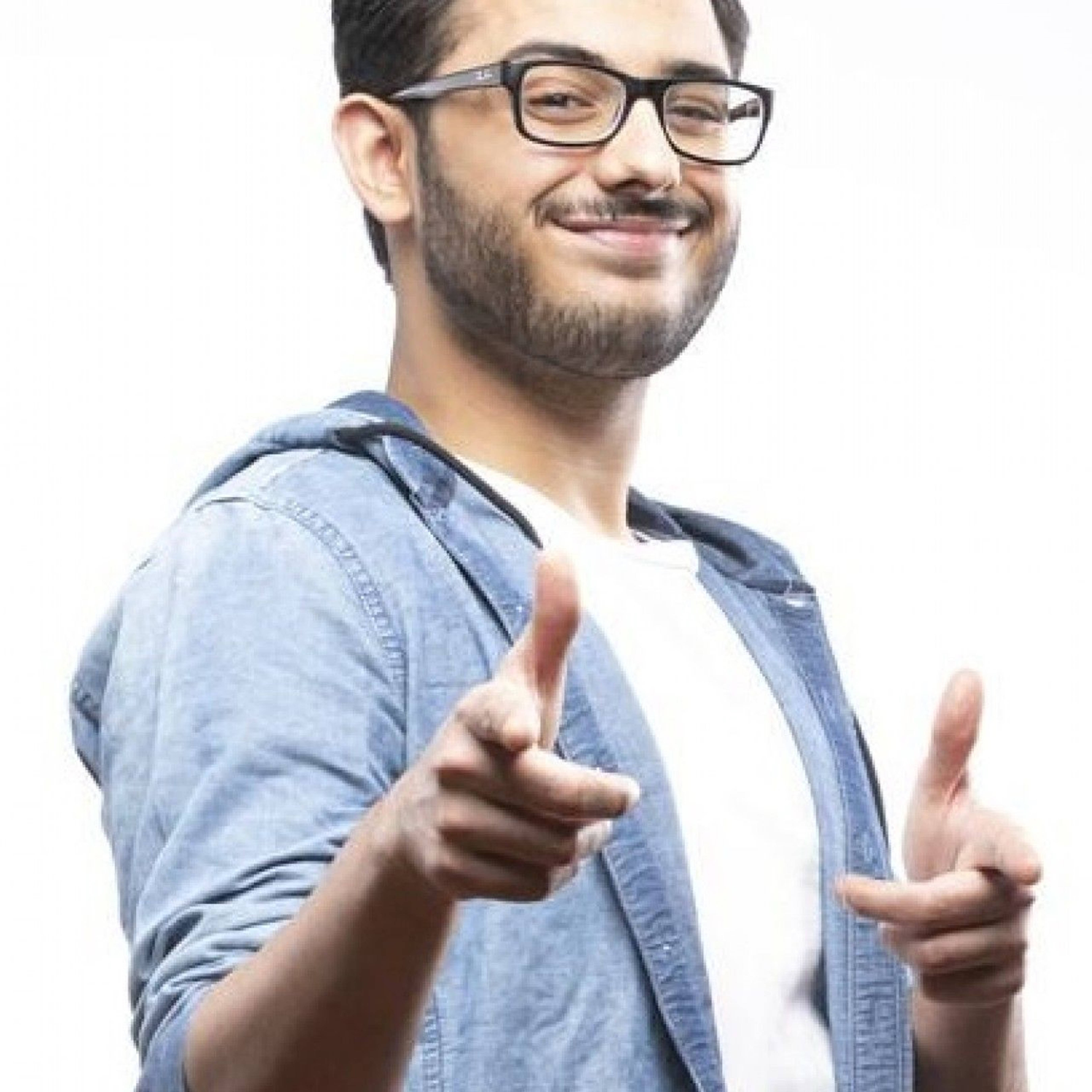 Indian 桌布 壁紙 — 一位戴眼鏡、留鬍鬚的 smiling 男士，在純白背景前向觀眾豎起雙拇指。