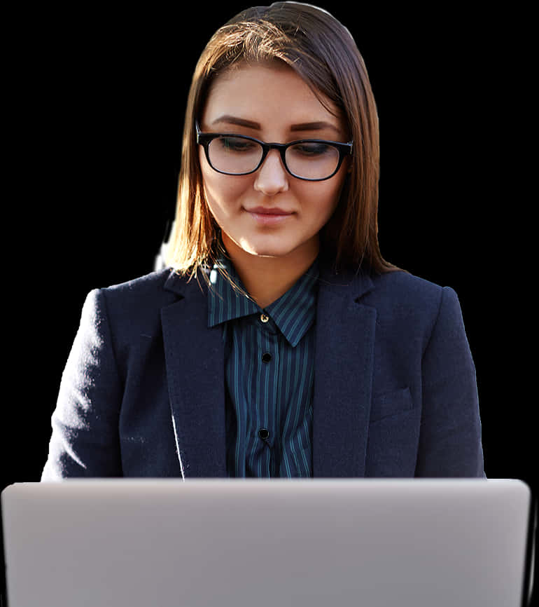 Laptops 桌布 壁紙 — 一位戴眼鏡、穿西裝外套的專注女性，在純黑背景前使用筆記型電腦。
