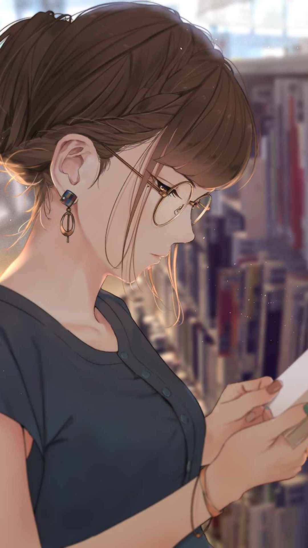 動漫女孩 桌布 壁紙 — 一位戴眼鏡、綁辮子的年輕女子在陽光充足的圖書館裡看書，身後書架呈現柔和焦點。