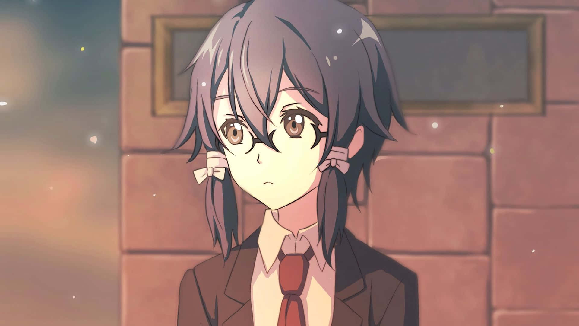 Shino Asada 桌布 壁紙 — 一位戴眼鏡、綁雙馬尾的年輕動漫女孩，在柔和的暮色天空下站在磚牆前。