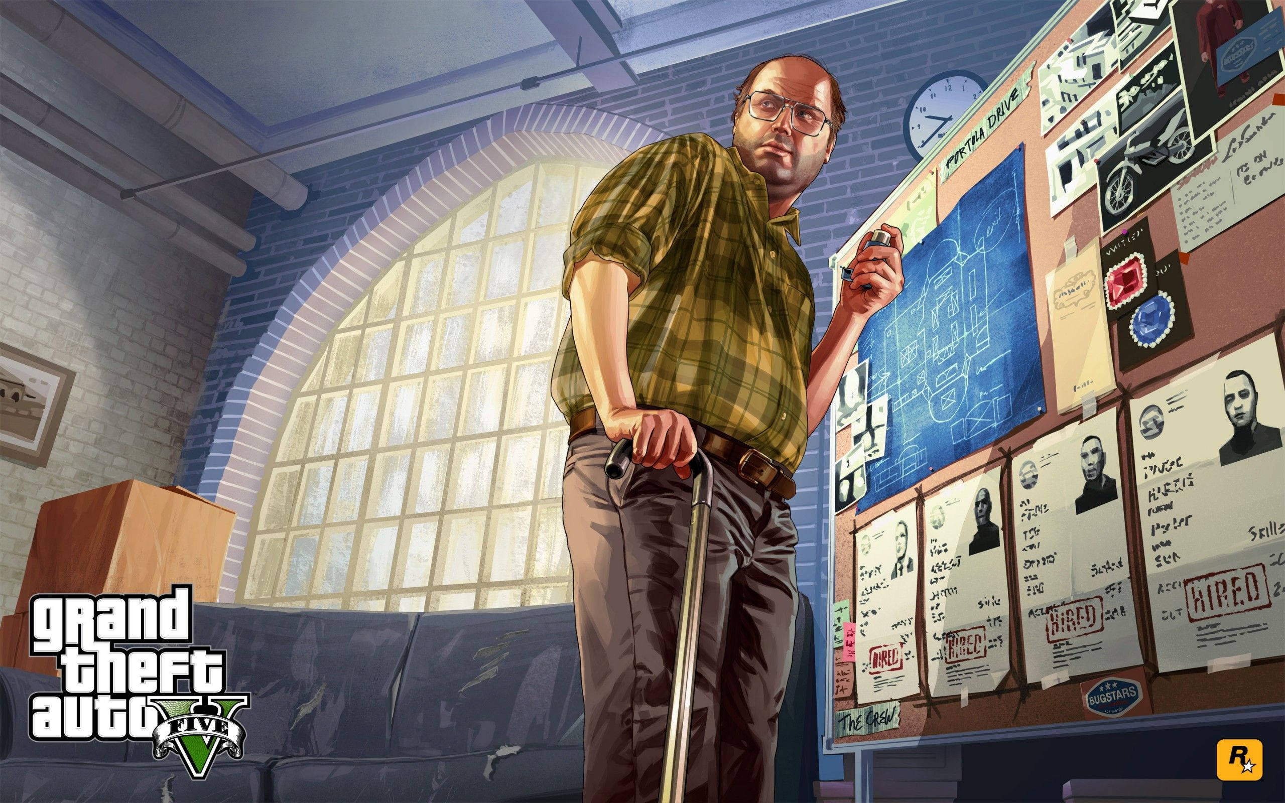 1080p gta 5 桌布 壁紙 — 一位戴眼鏡、身穿格紋襯衫的男子，在雜亂的辦公室裡拿著手杖和電話，周圍是拱形窗戶下釘著的照片和藍圖。
