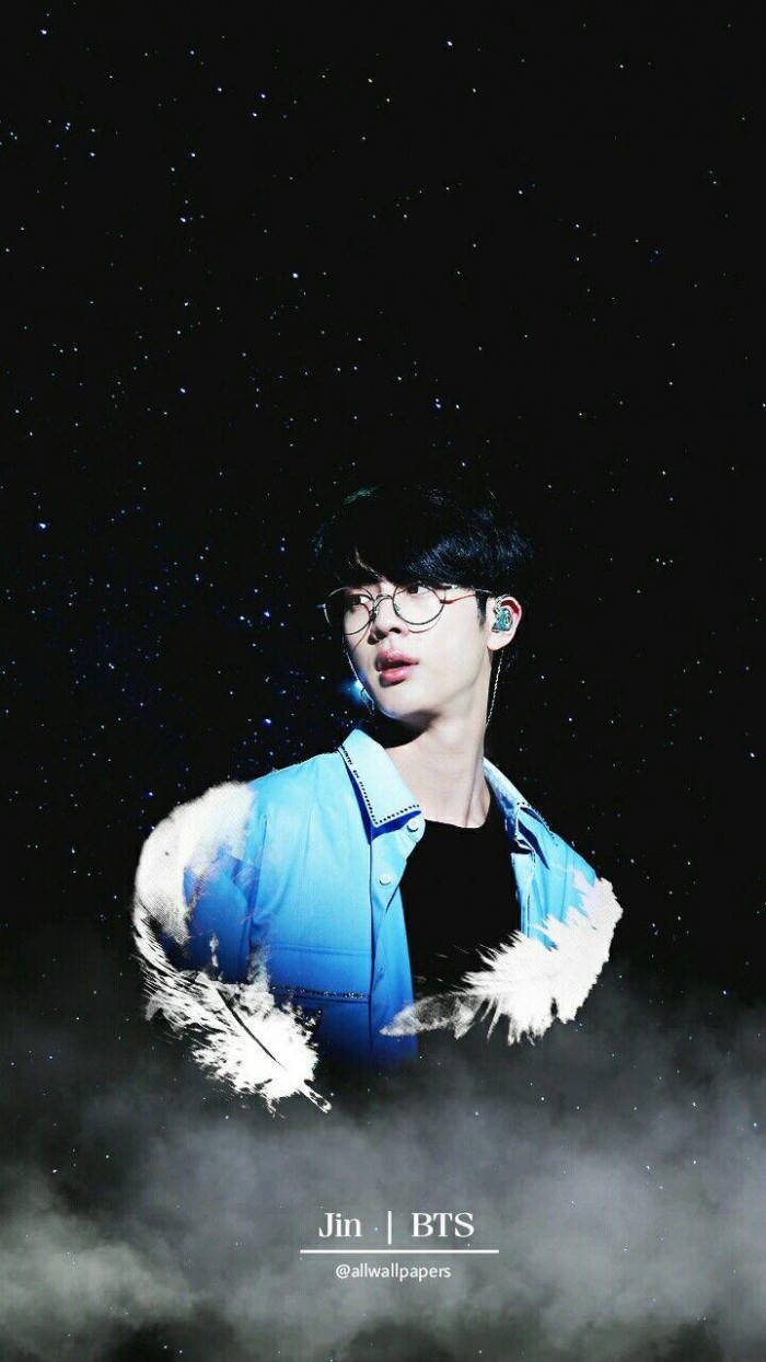 Jin 桌布 壁紙 — 一位戴眼鏡、身穿藍色外套的年輕男子在星星和雲朵之間漂浮，帶有白色羽毛點綴。