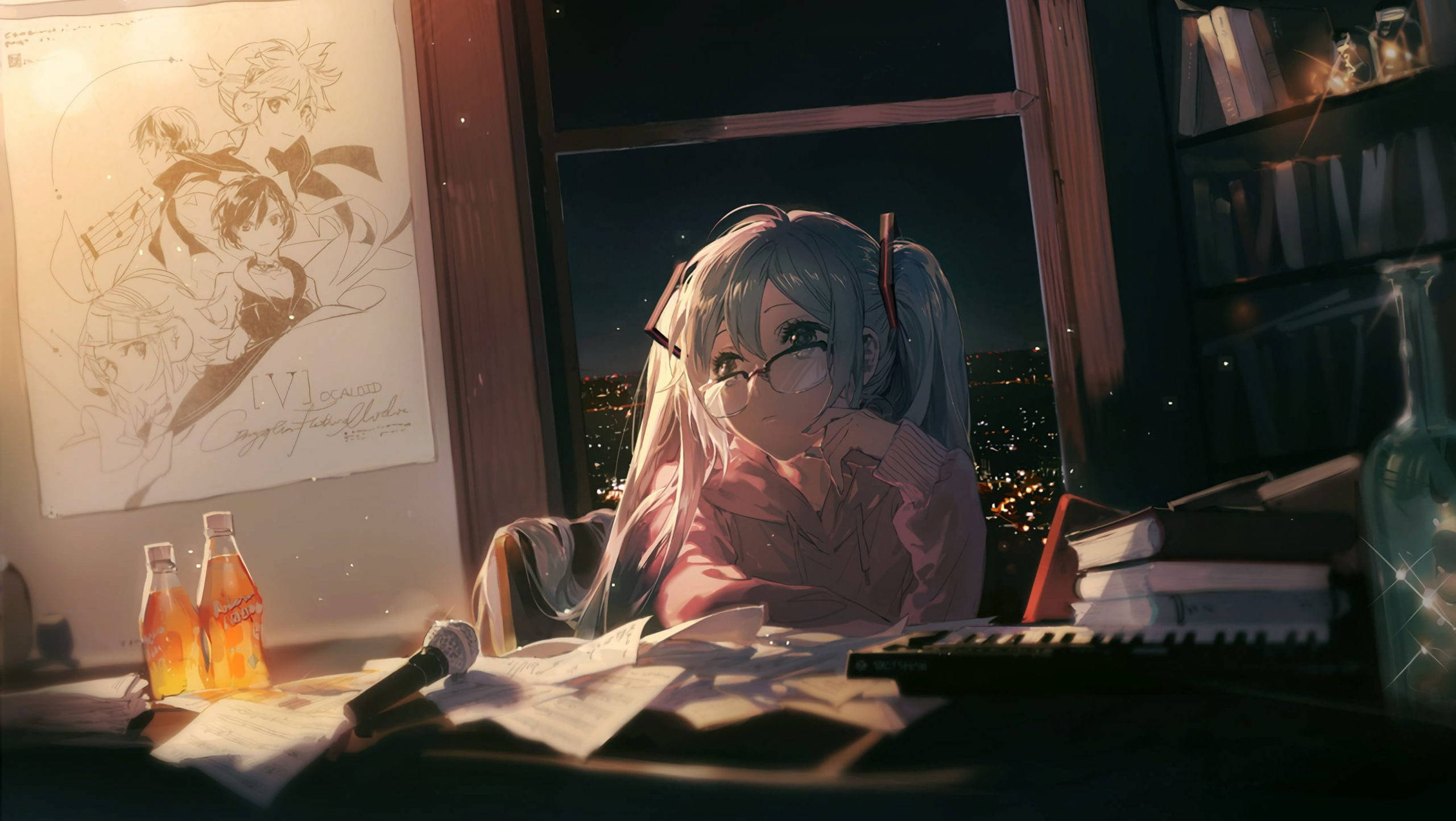 Chill Anime 桌布 壁紙 — 一位戴眼鏡、雙馬尾的年輕動漫女孩，坐在夜晚窗邊凌亂的書桌前，被溫暖的桌燈照亮。