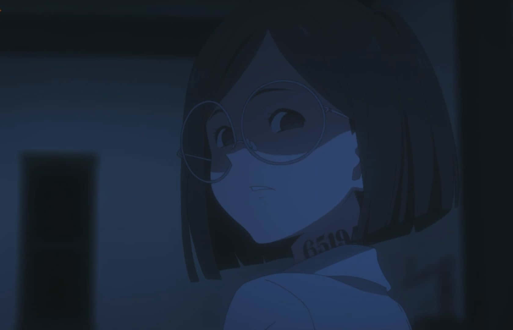 The Promised Neverland Gilda 桌布 壁紙 — 一位戴眼鏡和口罩的年輕動漫女孩在昏暗的藍色燈光房間裡回頭看，脖子上有一個可見的數字刺青。