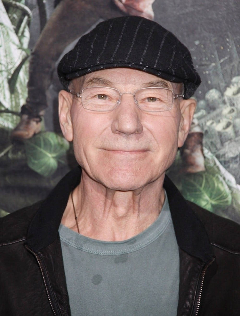 Celebrity 桌布 壁紙 — 一位戴眼鏡和細條紋帽子的年長男士，穿著皮夾克，對著鏡頭溫柔微笑。