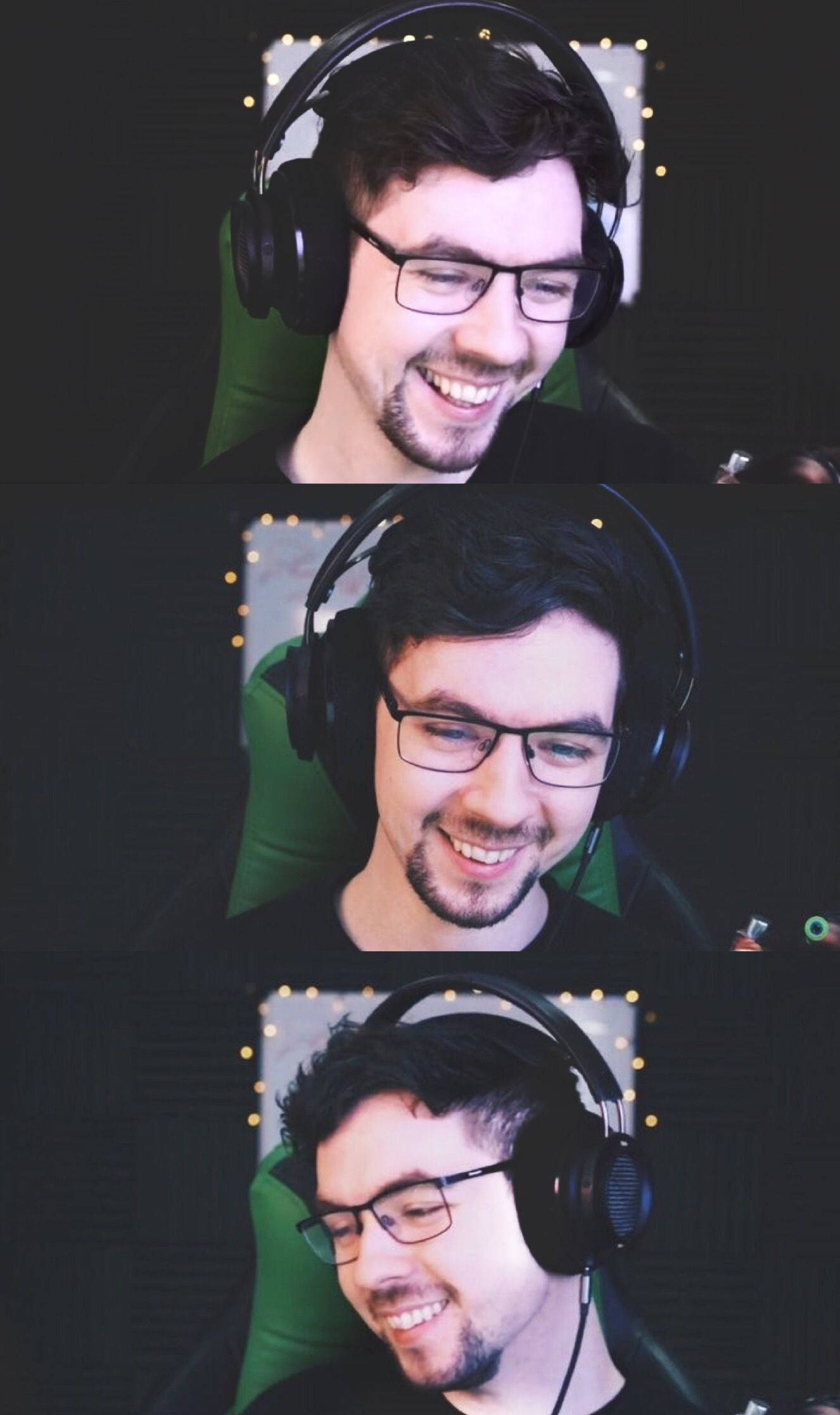Jacksepticeye 桌布 壁紙 — 一位戴眼鏡和耳機的男士面帶微笑，坐在綠色電競椅上，背景昏暗並有燈串，開懷大笑。