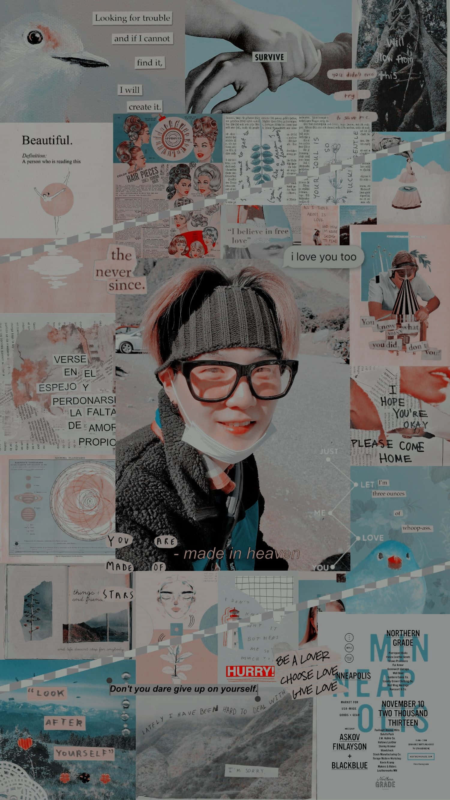 Aesthetic Korean 桌布 壁紙 — 一位戴眼鏡和頭帶的年輕人在柔和粉彩色的勵志名言和復古插圖拼貼中微笑。