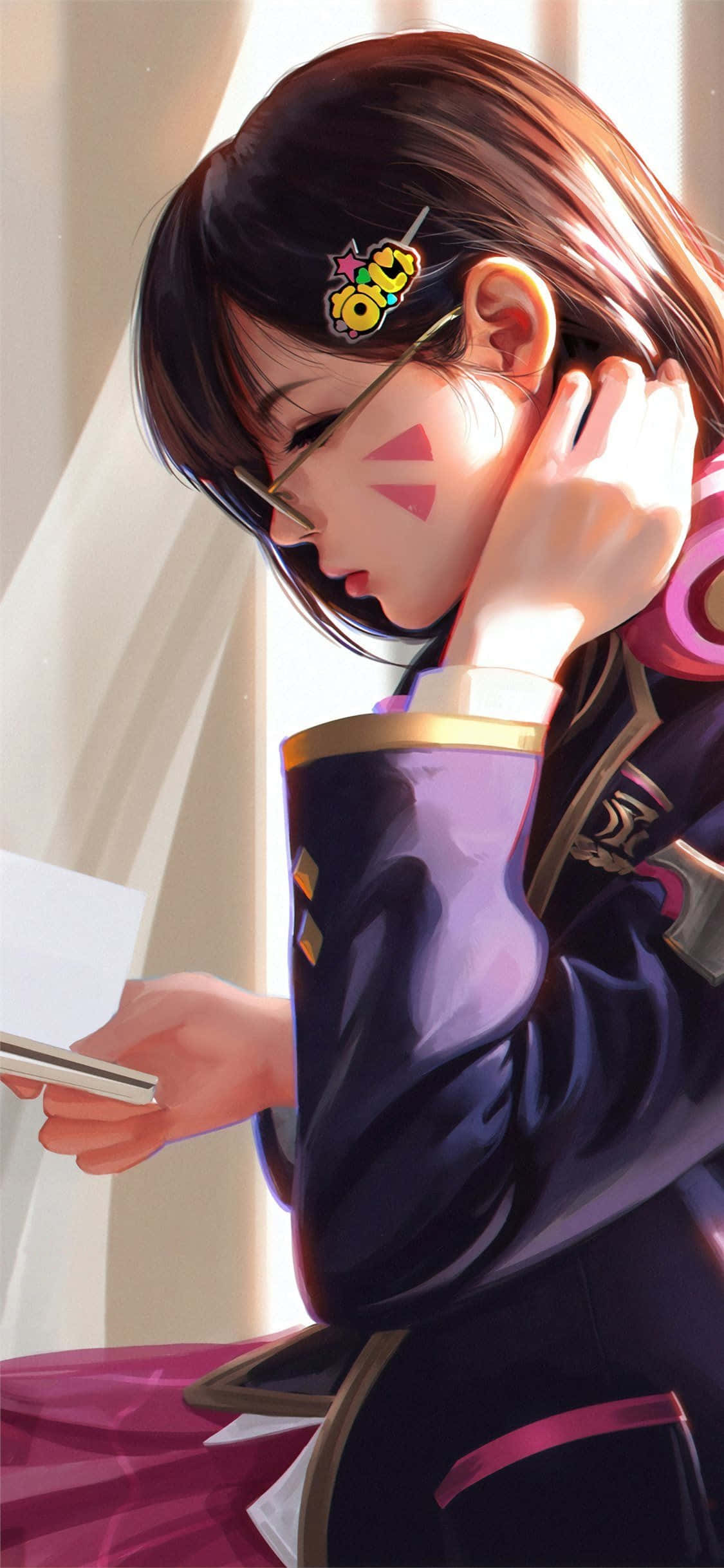 鬥陣特攻 桌布 壁紙 — 一位戴眼鏡和髮夾的年輕動漫女孩，在柔和的陽光下若有所思地傾斜身體，手持電話。