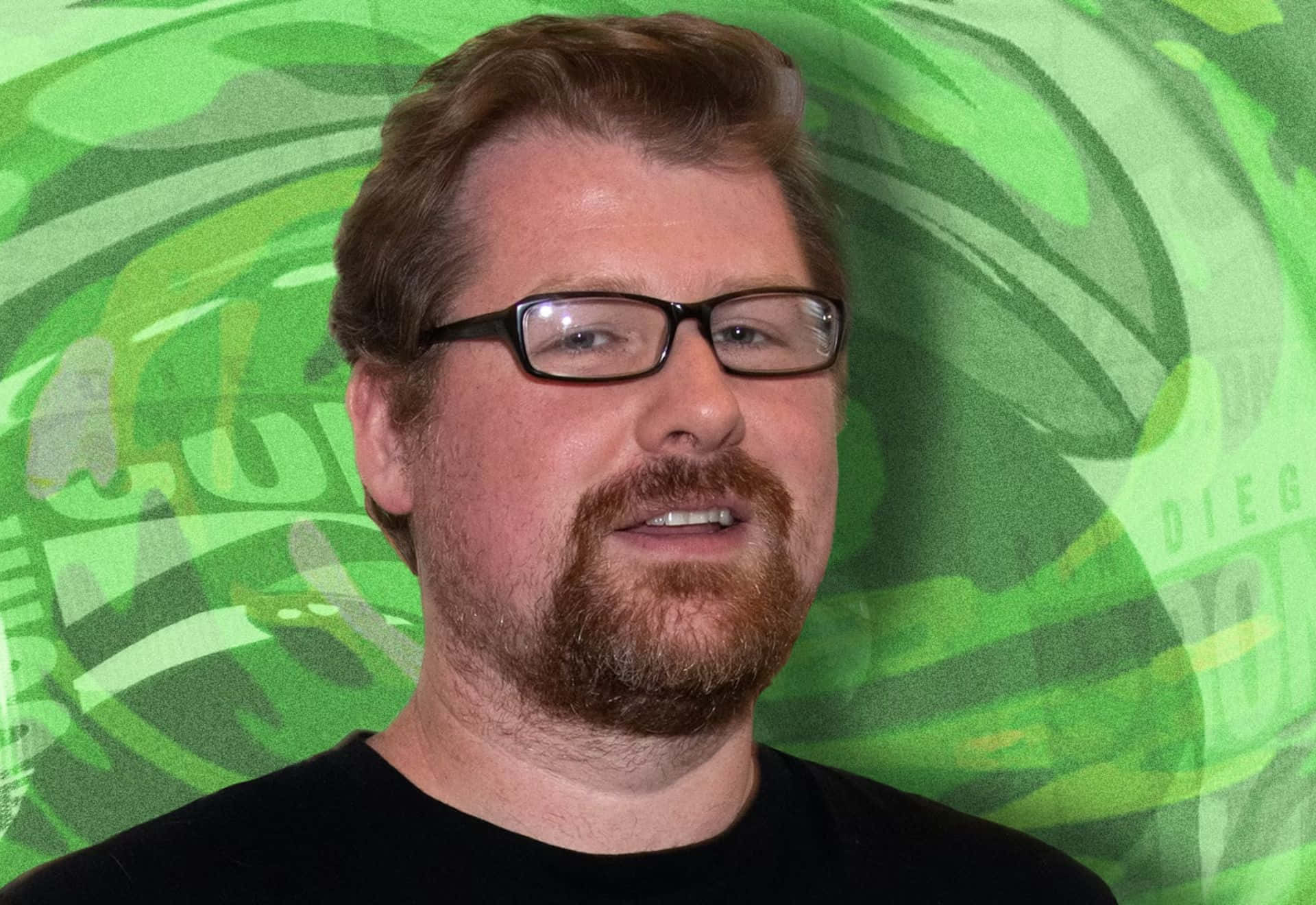 Justin Roiland 桌布 壁紙 — 一位戴眼鏡和鬍鬚的男子站在充滿活力的綠色抽象背景前，背景有漩渦圖案和部分文字。