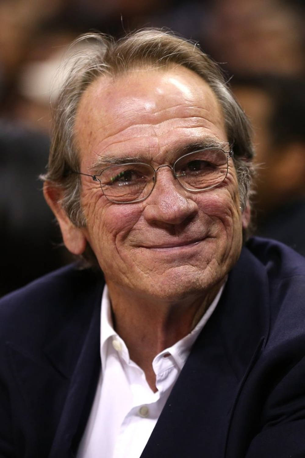Celebrity 桌布 壁紙 — 一位戴眼鏡微笑的老年男士身穿深色西裝外套內搭白襯衫的特寫肖像。