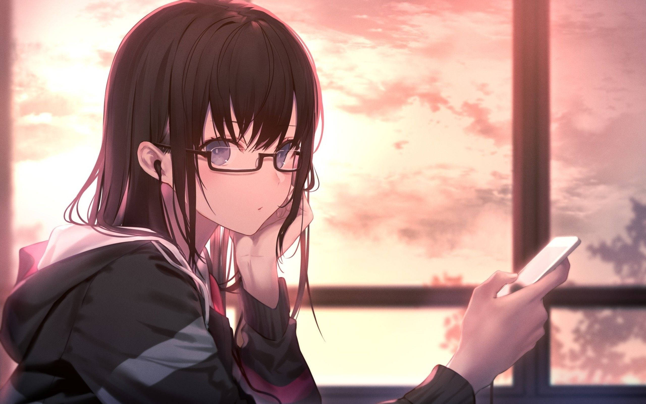 Tomboy Anime Girl 桌布 壁紙 — 一位戴眼鏡的年輕動漫女孩，透過窗戶凝視著手機，背景是柔和的粉紅色日落天空。