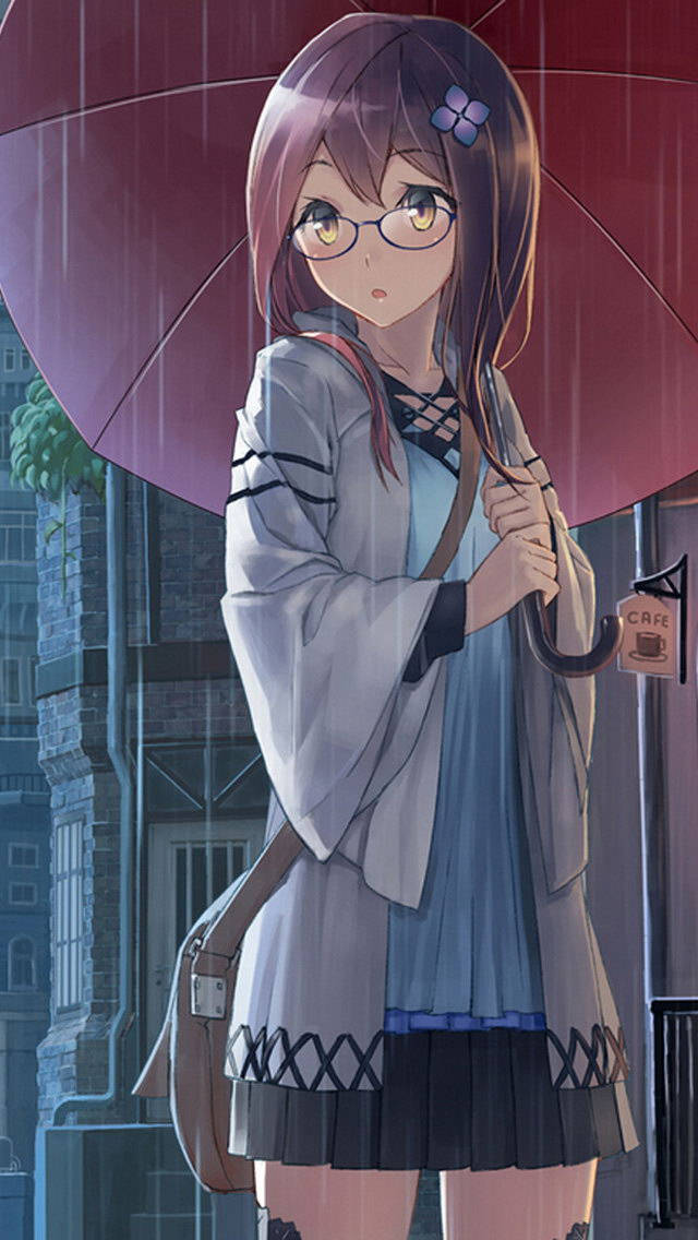 girls 桌布 壁紙 — 一位戴眼鏡的年輕動漫女孩在雨中城市小巷裡，靠近咖啡館招牌，拿著一把紅色雨傘。