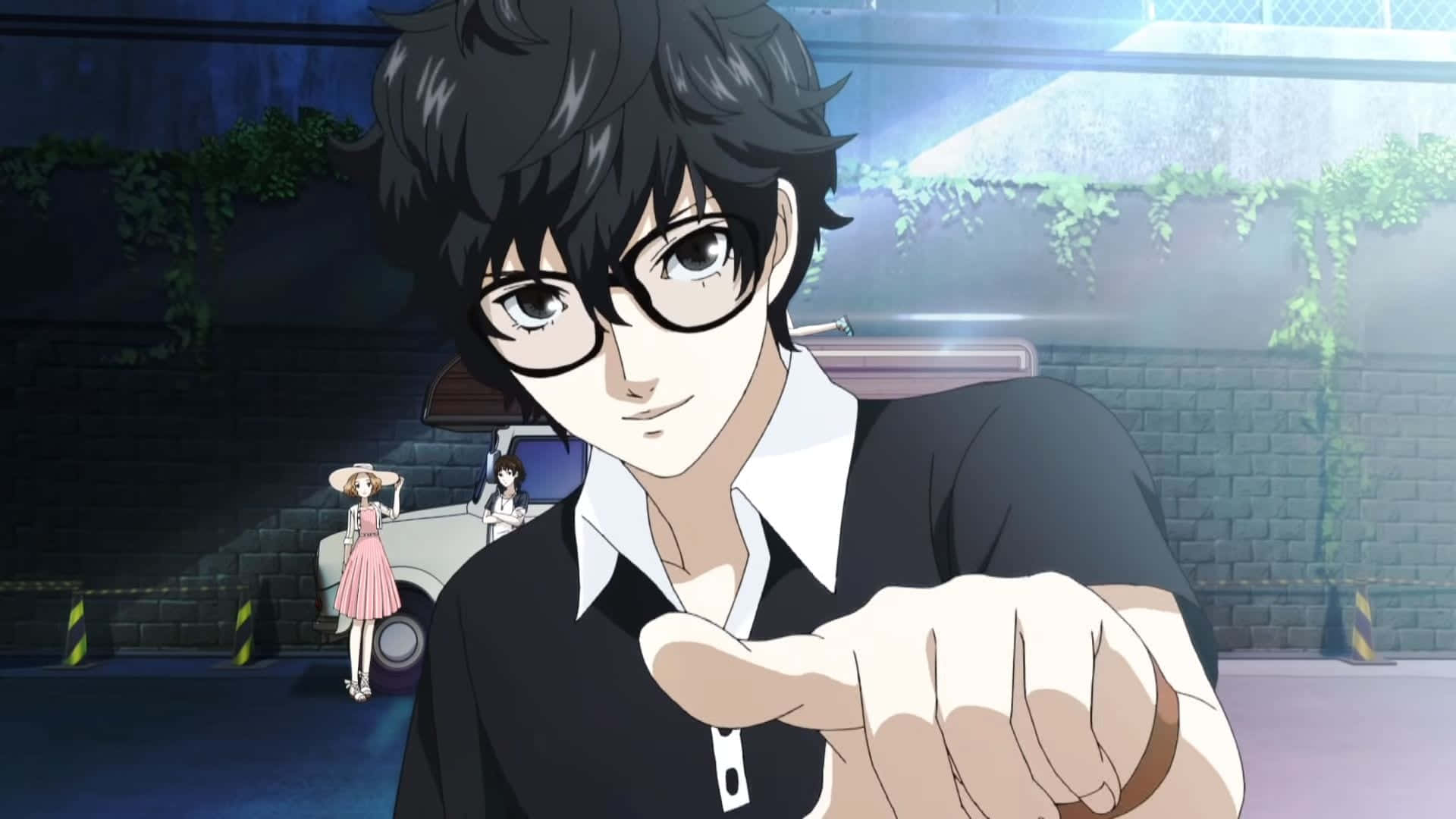 Persona 5 Strikers 桌布 壁紙 — 一位戴眼鏡的年輕動漫男子在昏暗的城市小巷中，背景有兩位女孩，直接指向觀眾。